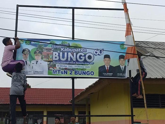 MTsN 2 Bungo Pasang Spanduk HUT Kabupaten Bungo ke-60