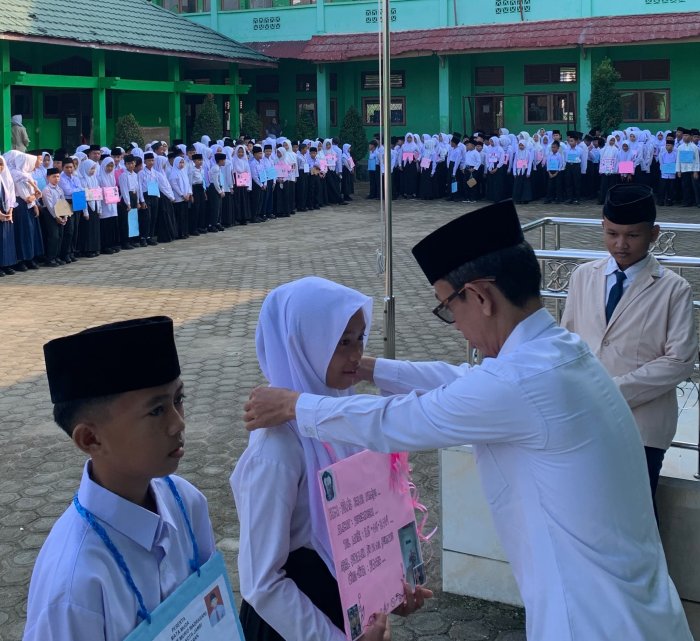 Upacara Perdana Awal Tahun Ajaran Baru Tandai Pembukaan MATAMUDA di MTsNegeri 1 Kota Jambi Upacara Perdana Awal Tahun Ajaran Baru Tandai Pembukaan MATAMUDA di MTsNegeri 1 Kota Jambi