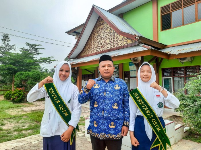 Pembina OSIM MTsN 1 Bungo Dorong Warga Madrasah Amalkan Nilai-Nilai Sumpah Pemuda Pembina OSIM MTsN 1 Bungo Dorong Warga Madrasah Amalkan Nilai-Nilai Sumpah Pemuda