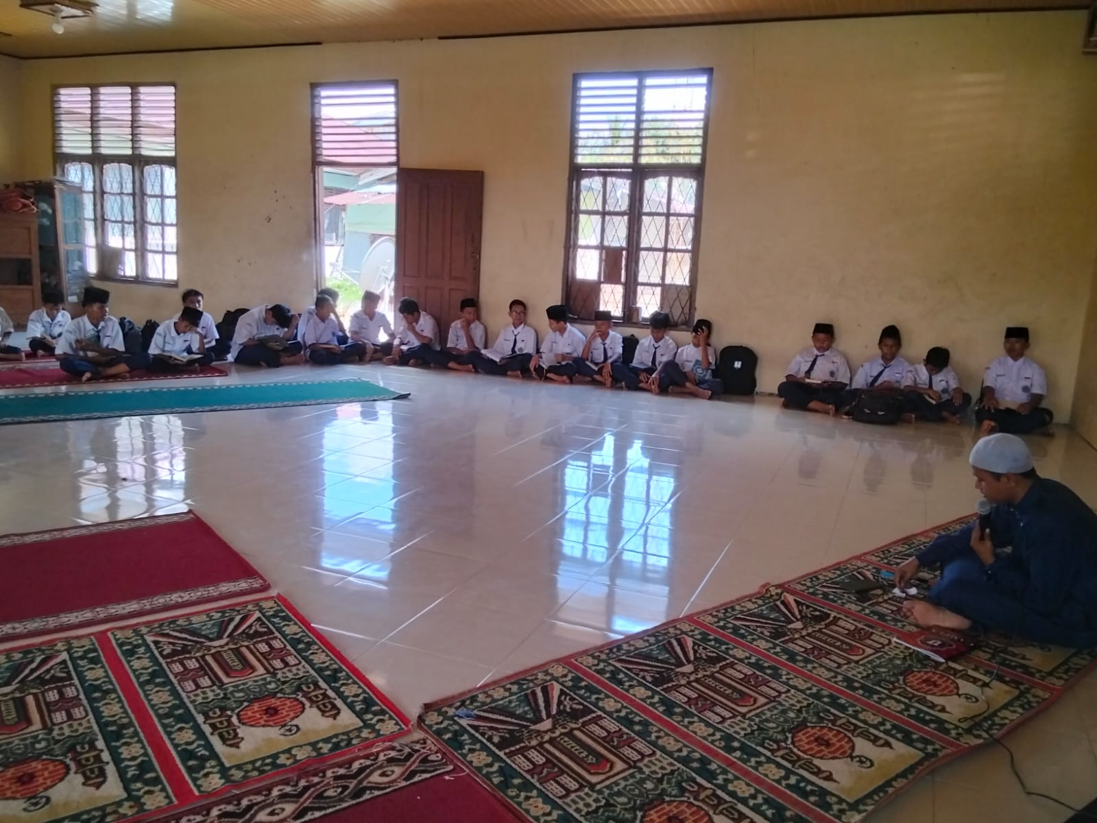 SISWA TAHFIZD KELAS VII MTsN 2 BUNGO JALANI UJIAN HAFALAN AL-QUR'AN SISWA TAHFIZD KELAS VII MTsN 2 BUNGO JALANI UJIAN HAFALAN AL-QUR'AN