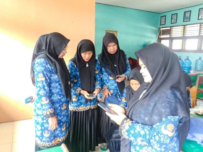 Lakukan Penguplodan Poto Profil SIMPEG 5: Majelis Guru Tampak Antusias