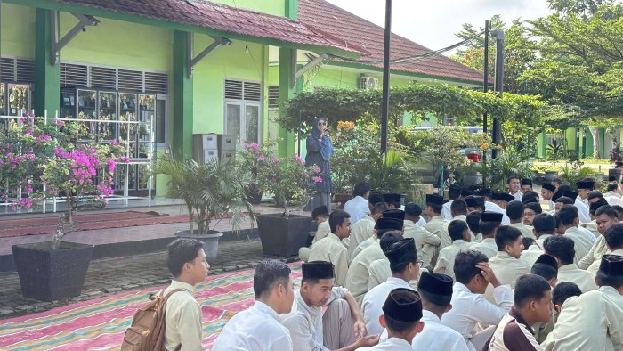 Wakabid Kesiswaan Tegaskan Pentingnya Penampilan Sopan demi Citra Siswa MAN 2 Kota Jambi Wakabid Kesiswaan Tegaskan Pentingnya Penampilan Sopan demi Citra Siswa MAN 2 Kota Jambi