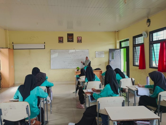 Ibu Salbiyah Sajikan Pembelajaran Bahasa Arab Kelas IX A Sesuai KBC melalui Pendekatan Humanis Ibu Salbiyah Sajikan Pembelajaran Bahasa Arab Kelas IX A Sesuai KBC melalui Pendekatan Humanis