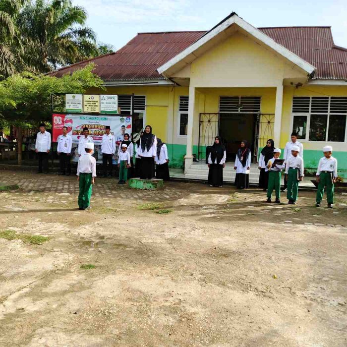 # Kegiatan Upacara Bendera Di MIN 1 Muaro Jambi Yang bertindak Sebaga Pembina Upacara Ibu Yusnida S.Ag # Kegiatan Upacara Bendera Di MIN 1 Muaro Jambi Yang bertindak Sebaga Pembina Upacara Ibu Yusnida S.Ag