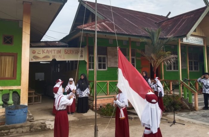 MIN 1 Tanjung Jabung Barat Gelar Upacara Bendera dan Motivasi Hadapi Ujian Semester Genap TP. 2025/2026