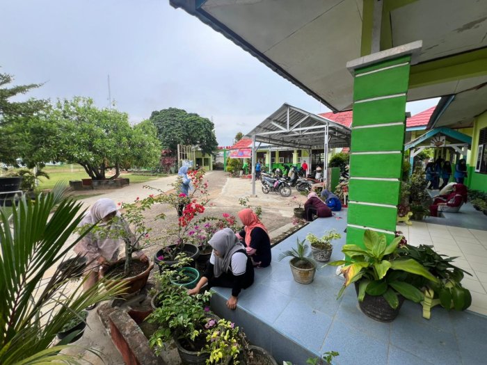 Kepala MAN 2 Bungo Pimpin Gotong Royong Akbar, Wujudkan Madrasah Bersih dan Kebersamaan Kepala MAN 2 Bungo Pimpin Gotong Royong Akbar, Wujudkan Madrasah Bersih dan Kebersamaan