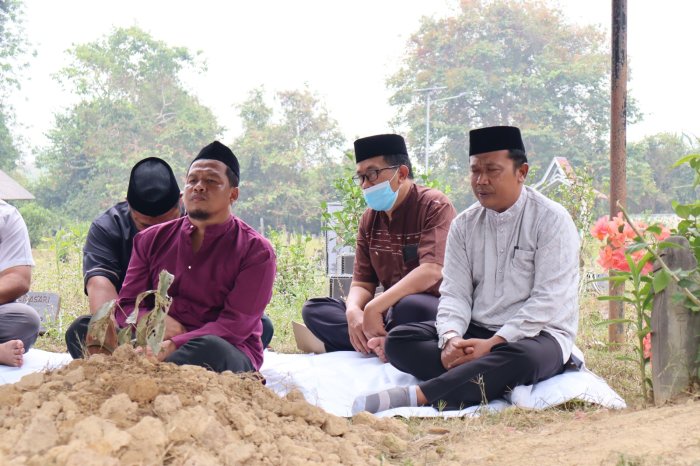 Keluarga Besar MTsN 1 Batang Hari Lakukan Ziarah ke Makam Almarhumah Santhi Wahyuni