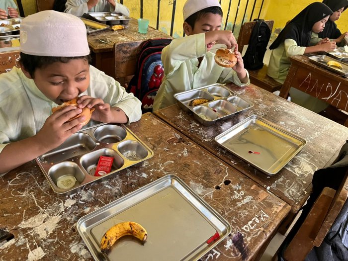 ingkatkan Gizi Anak Bangsa, Siswa siswi MIN 1 Muaro Jambi Nikmati Menu Sehat Program Presiden ingkatkan Gizi Anak Bangsa, Siswa siswi MIN 1 Muaro Jambi Nikmati Menu Sehat Program Presiden