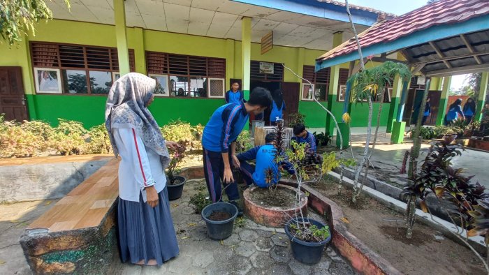 Goro dikelas XII C di pantau langsung oleh wali kelas Ibu Nailil Husni, S.Pd.I Goro dikelas XII C di pantau langsung oleh wali kelas Ibu Nailil Husni, S.Pd.I