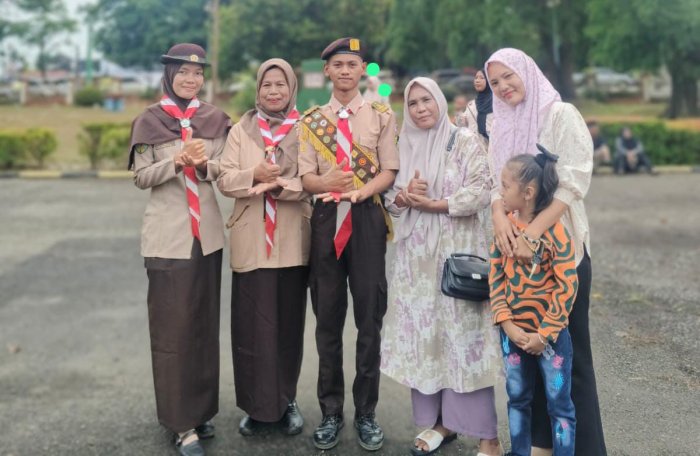 Pembina Pramuka Ibu Sri Herlina, S.Pd.I Dampingi Dua Siswa pada Pelepasan Kontingen TLTD V Provinsi Jambi 2025 Pembina Pramuka Ibu Sri Herlina, S.Pd.I Dampingi Dua Siswa pada Pelepasan Kontingen TLTD V Provinsi Jambi 2025
