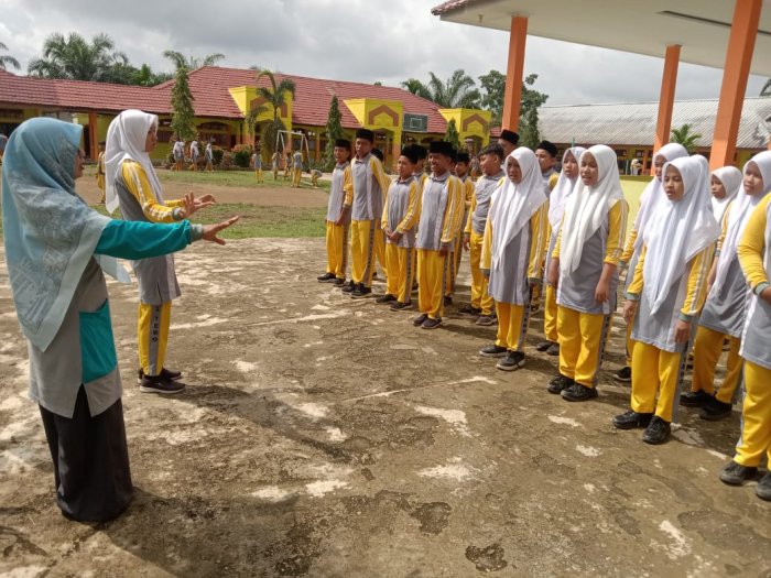 Siswa MTsN 1 Tebo Antusias Latihan Paduan Suara Siswa MTsN 1 Tebo Antusias Latihan Paduan Suara
