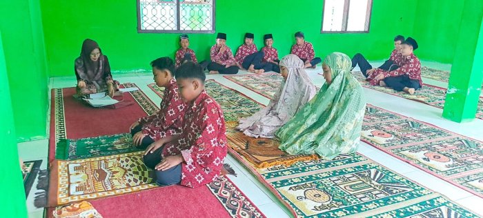 Siswa Kelas VII Laksanakan Praktik Shalat Fardhu: Terapkan Materi Fikih di Lapangan Siswa Kelas VII Laksanakan Praktik Shalat Fardhu: Terapkan Materi Fikih di Lapangan