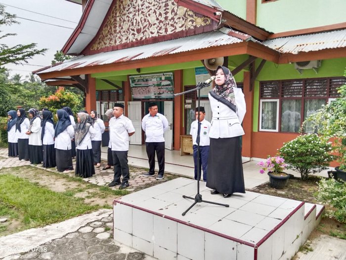Menjadi Pembina Upacara, Bunda Evi Sampaikan Amanat tentang Akhlak kepada Tuhan, Manusia, dan Lingkungan