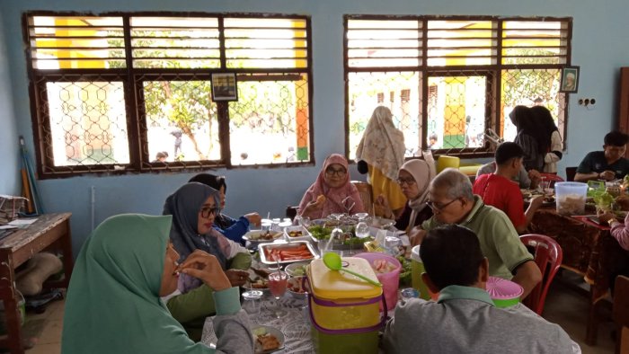 Kebersamaan Guru MTsN 2 Bungo Saat Santap makan Siang Kebersamaan Guru MTsN 2 Bungo Saat Santap makan Siang
