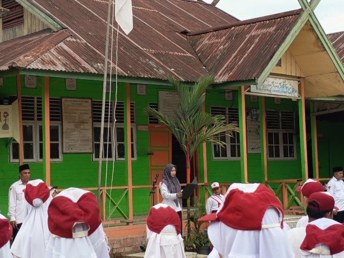 MI Negeri 1 Tanjung Jabung Barat Gelar Upacara Bendera Sekaligus Peringati Hari Pahlawan