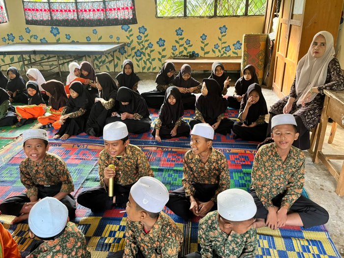 Siswa Siswi MIN 1 Muaro Jambi Praktek Sholat Fardhu Didampingi Majelis Guru dalam Kegiatan Pembiasaan Kamis