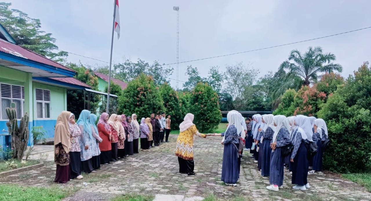 HARI PERTAMA MASUK DI MTsN 5 TEBO PASCA LIBUR IDULFITRI 1446 H, DIISI DENGAN APEL DAN HALAL BIHALAL