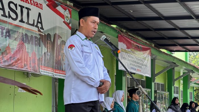 Kepala MAN 2 Kota Jambi Sampaikan Pesan Mendalam saat Jadi Pembina Upacara: Tiru dalam Kebaikan, Bukan dalam Keburukan Kepala MAN 2 Kota Jambi Sampaikan Pesan Mendalam saat Jadi Pembina Upacara: Tiru dalam Kebaikan, Bukan dalam Keburukan