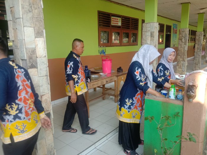 Kebersamaan yang Menginspirasi: Guru dan GTK MTsN 1 Bungo Saling Bahu Membahu Bersihkan Peralatan Makan Kebersamaan yang Menginspirasi: Guru dan GTK MTsN 1 Bungo Saling Bahu Membahu Bersihkan Peralatan Makan