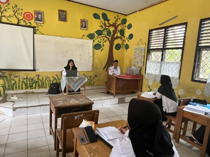 Pengawas Madrasah, Ibu Murtianis, S.Pd., Berikan Pembinaan Tingkatkan Kualitas Guru MIN 1 Muaro Jambi