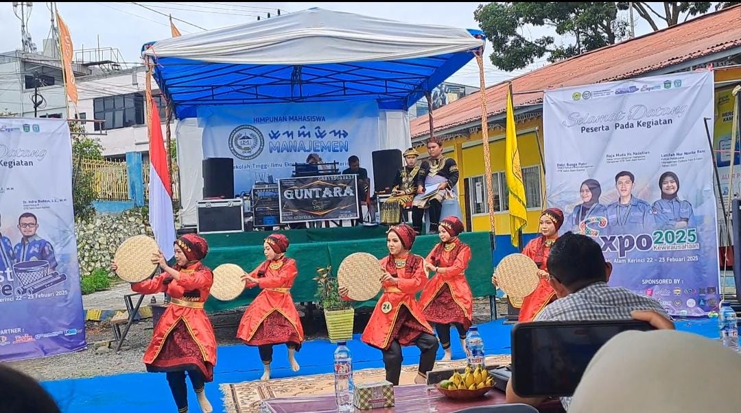 Siswi MAN 1 Kerinci Tampilkan Tari Kreasi di Expo Kampus STIA-STIE Sungai Penuh.