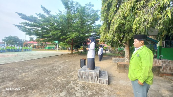 Upacara Bendera Senin Berlangsung Khidmat di Halaman MAN 2 Bungo, Waka Kesiswaan Sampaikan Amanat