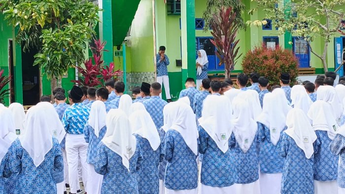 Viona Juli Zahara, Sampaikan Kultum Pagi Jelang PBM Dimulai Tanamkan Nilai Keikhlasan dan Semangat Belajar Viona Juli Zahara, Sampaikan Kultum Pagi Jelang PBM Dimulai Tanamkan Nilai Keikhlasan dan Semangat Belajar