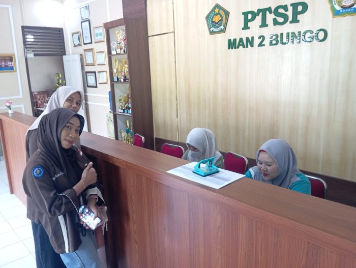 Kunjungan Tim UMMUBA dalam Rangka Pengantaran Undangan dan Penugasan Peserta LCC Kesehatan Milad ke-4 UMMUBA Kunjungan Tim UMMUBA dalam Rangka Pengantaran Undangan dan Penugasan Peserta LCC Kesehatan Milad ke-4 UMMUBA