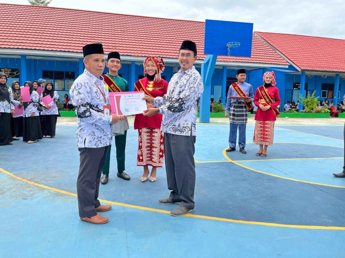 Guru MTsN 5 Tebo Raih Penghargaan Dedikatif dari PGRI