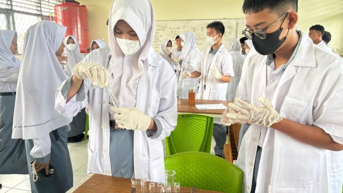 Warna-Warni Lakmus: Siswa MAN 2 Kota Jambi Eksperimen Asam Basa Warna-Warni Lakmus: Siswa MAN 2 Kota Jambi Eksperimen Asam Basa