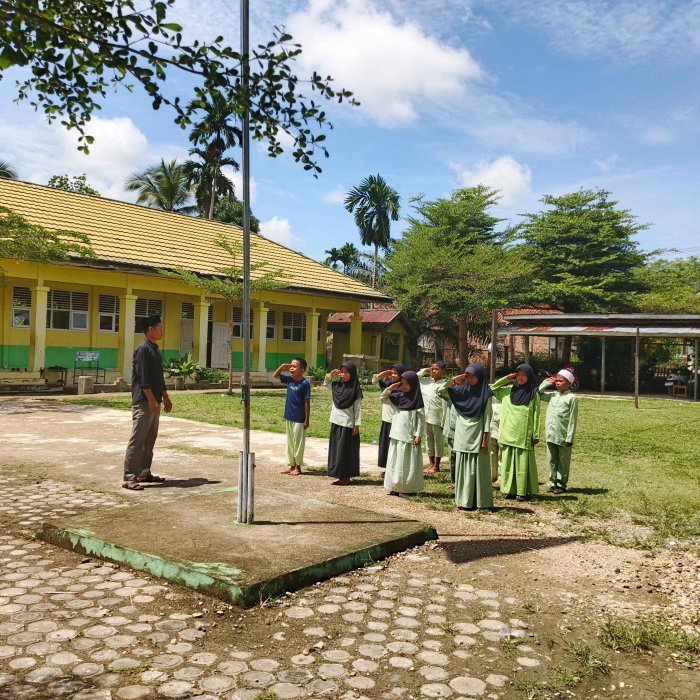 Latihan Paskibra MIN 1 Muaro Jambi Didampingi Staf Min 1 Muaro Jambi