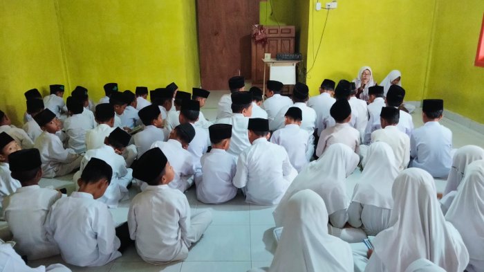 Bacaan Yasin Bersama Gelar di Musholla Madrasah Ibtidaiyah Negeri 3 Tebo, Seluruh Warga Madrasah Berpartisipasi