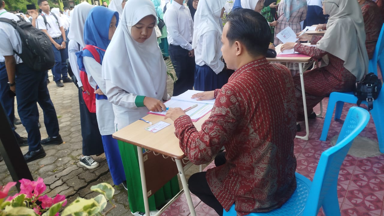 Para Peserta Ujian PPDB MAN 2 Kota Jambi Lakukan Registrasi Para Peserta Ujian PPDB MAN 2 Kota Jambi Lakukan Registrasi