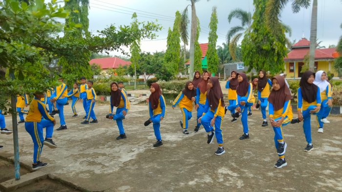 Jaga Keselamatan, Siswa Kelas 5a Min 3 Tebo Lakukan Pemanasan Sebelum Praktik Senam Jaga Keselamatan, Siswa Kelas 5a Min 3 Tebo Lakukan Pemanasan Sebelum Praktik Senam