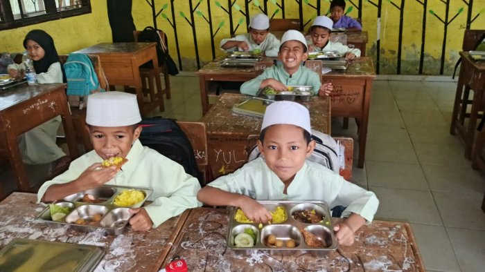 Senyum Ceria Siswa siswi MIN 1 Muaro Jambi Sambut Semester Baru dengan Makanan Bergizi Gratis dari Presiden Senyum Ceria Siswa siswi MIN 1 Muaro Jambi Sambut Semester Baru dengan Makanan Bergizi Gratis dari Presiden