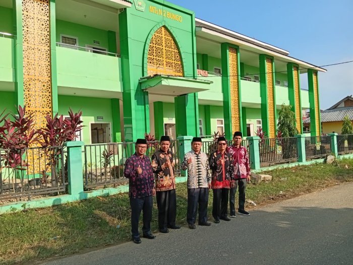 Wujudkan Sinergi, Kepala MTsN 2 Bungo dan Majelis Guru Tampil Kompak Jelang Ujian Madrasah