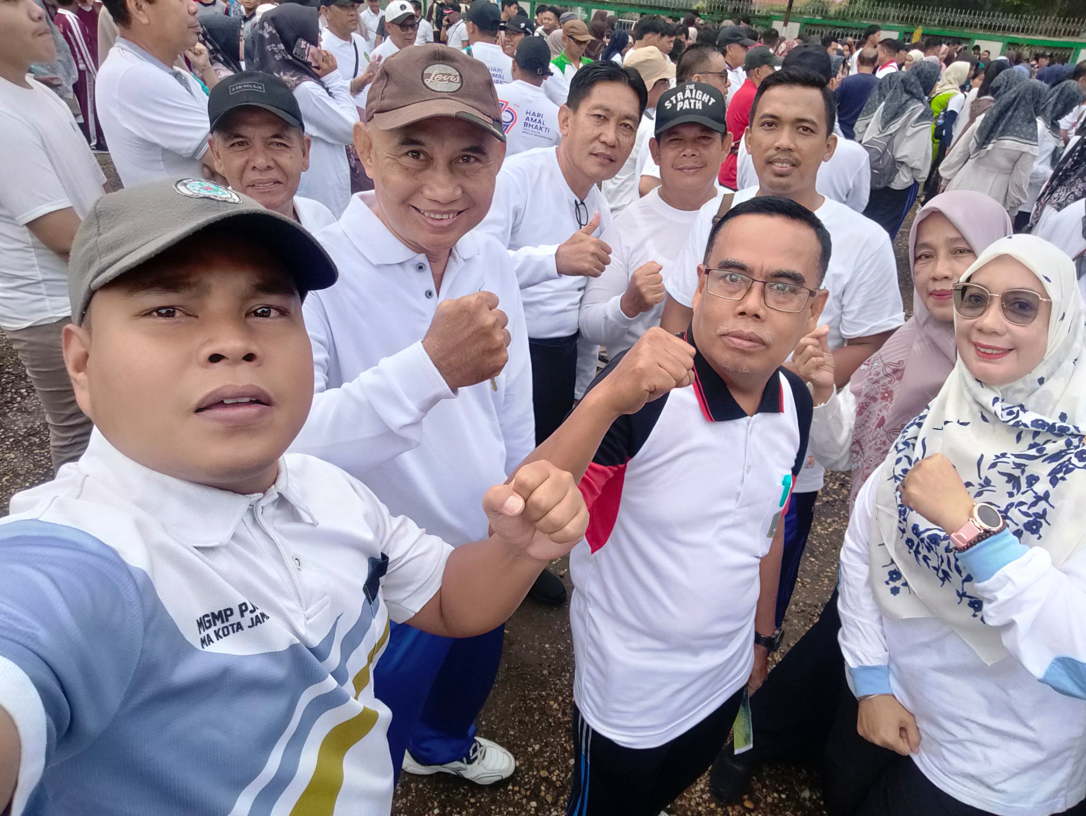 Guru, Staf, dan Siswa MAN 2 Kota Jambi Semarakkan Gerak Jalan Kerukunan Hari Amal Bakti ke-79