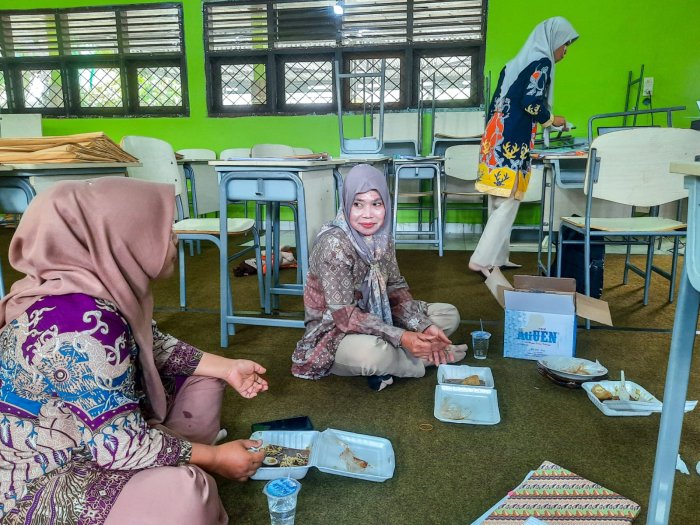 Panitia ASAS 2025 MTsN 1 Bungo Nikmati Konsumsi dalam Suasana Penuh Kebersamaan Panitia ASAS 2025 MTsN 1 Bungo Nikmati Konsumsi dalam Suasana Penuh Kebersamaan
