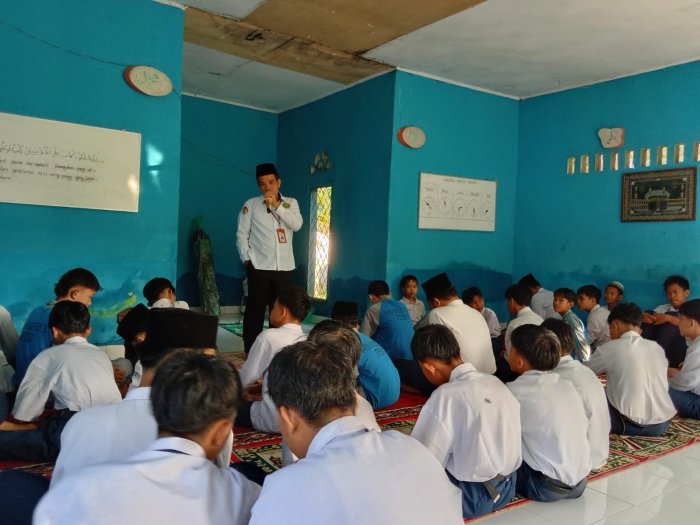 Waka Kurikulum MTsN 5 Tebo Beri Pengarahan Jelang Salat Zuhur Waka Kurikulum MTsN 5 Tebo Beri Pengarahan Jelang Salat Zuhur