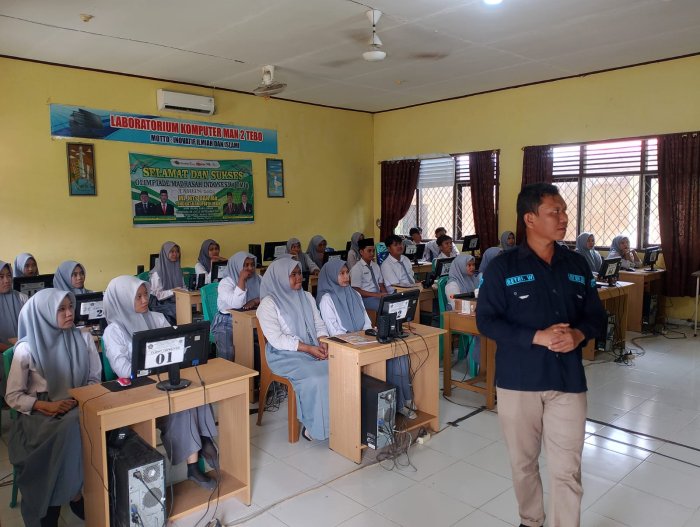 UIN STS Jambi Gelar Sosialisasi Perguruan Tinggi untuk siswa kelas XII MAN 2 Tebo UIN STS Jambi Gelar Sosialisasi Perguruan Tinggi untuk siswa kelas XII MAN 2 Tebo