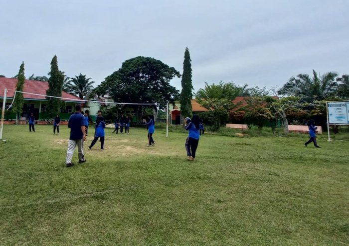 Asah Kekompakan, Siswa MAN 2 Bungo Seru-Seruan Main Voli di Jam Penjas Asah Kekompakan, Siswa MAN 2 Bungo Seru-Seruan Main Voli di Jam Penjas