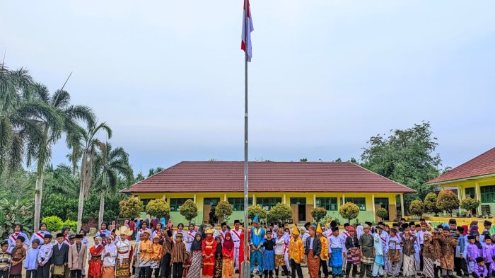 Warna-Warni Budaya Hiasi Peringatan Sumpah Pemuda di MIN 4 Tebo