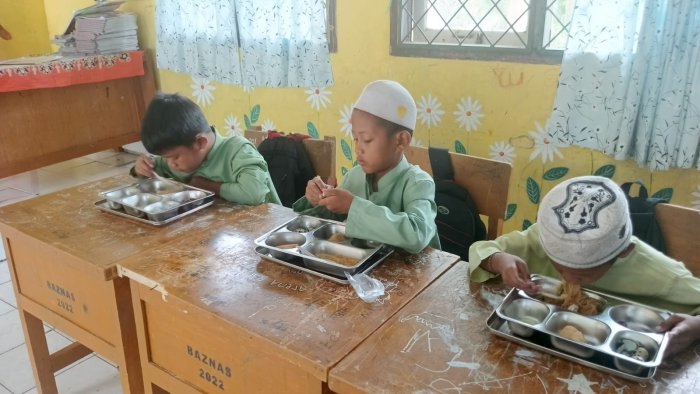 Program Makan Bergizi Gratis untuk Siswa Siswi di MIN 1 Muaro Jambi Program Makan Bergizi Gratis untuk Siswa Siswi di MIN 1 Muaro Jambi
