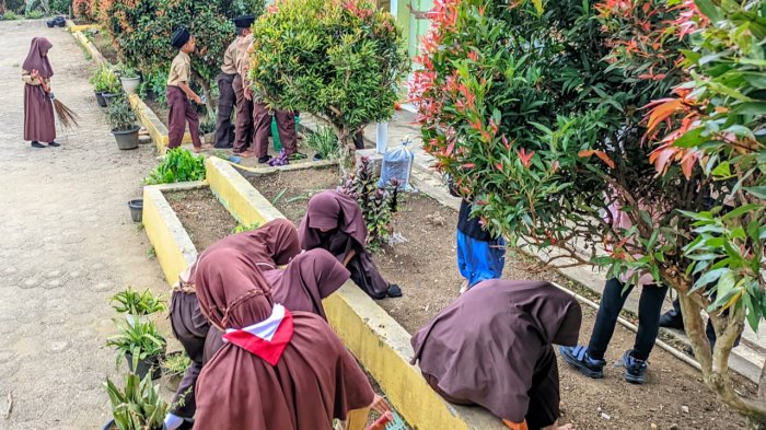 MIN 4 Tebo Ajak Siswa Gotong Royong Ringan Usai Muhadhoroh MIN 4 Tebo Ajak Siswa Gotong Royong Ringan Usai Muhadhoroh