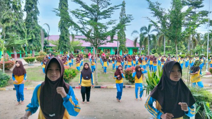 Langit Mendung Tak Surutkan Semangat: Senam Sehat di Madrasah Banjir Tawa dan Keringat! Langit Mendung Tak Surutkan Semangat: Senam Sehat di Madrasah Banjir Tawa dan Keringat!