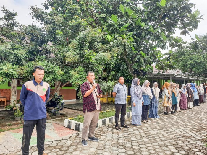 Apel Pembukaan Penerimaan Rapor, Kepala MTsN 1 Bungo Berikan Arahan dan Motivasi kepada Peserta Didik Apel Pembukaan Penerimaan Rapor, Kepala MTsN 1 Bungo Berikan Arahan dan Motivasi kepada Peserta Didik