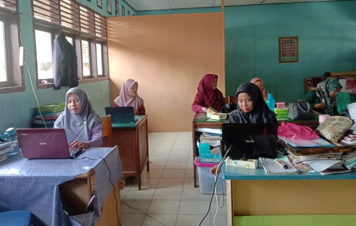 Majelis Guru MTsN 1 Bungo Matangkan Persiapan E-Kinerja Tahunan untuk SKP Majelis Guru MTsN 1 Bungo Matangkan Persiapan E-Kinerja Tahunan untuk SKP