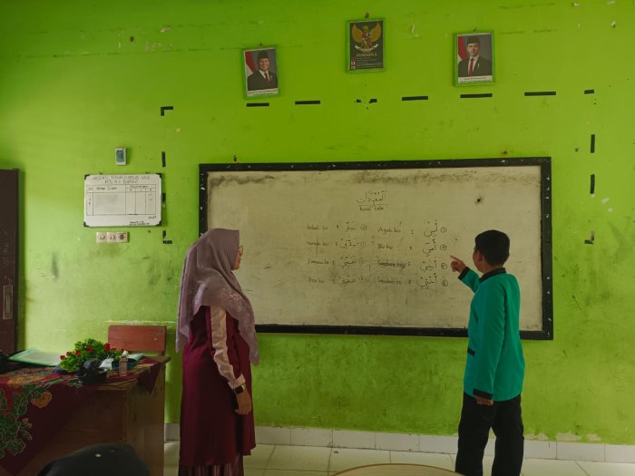 Inovasi Pembelajaran: Guru Bahasa Arab Ajarkan Kosa Kata dengan Menyanyi, Ciptakan Kelas yang Menggembirakan Inovasi Pembelajaran: Guru Bahasa Arab Ajarkan Kosa Kata dengan Menyanyi, Ciptakan Kelas yang Menggembirakan