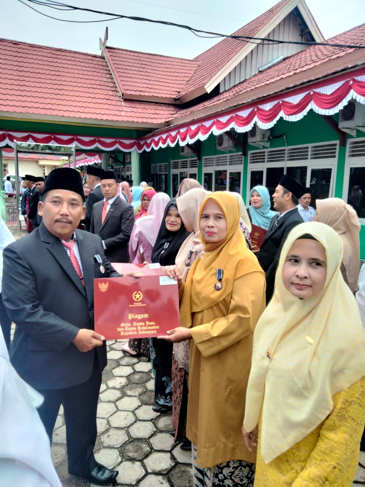 PENGHARGAAN SATYALENCANA KARYA SATYA X TAHUN DI BERIKAN KEPADA GURU MTsN 2 BUNGO PADA UPACARA HAB KEMENTERIAN AGAMA PENGHARGAAN SATYALENCANA KARYA SATYA X TAHUN DI BERIKAN KEPADA GURU MTsN 2 BUNGO PADA UPACARA HAB KEMENTERIAN AGAMA