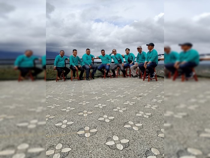 Momen Keakraban, Majelis Guru MIN 3 Kerinci Nikmati Sore di Taman Stroberi